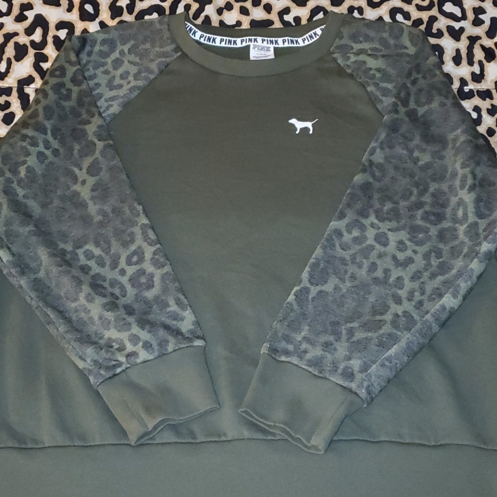 Leopard sleeve crew sweatshirt